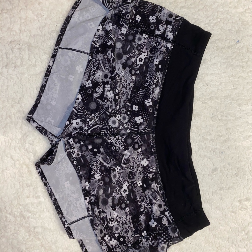 Black lulu shorts!